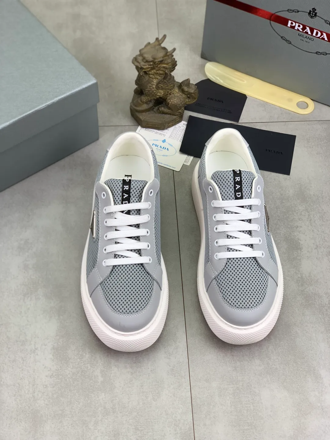 Men's shoes 💰P580💰 [New style] High version official website popular models are on the market, 🆘 Trendy brand (Prada) mainly promotes popular models, avant-garde and versatile fashion men's shoes private version mold opening, cowhide surface splicing 1:1.. Fashionable and simple, original imported cowhide lining cowhide feet; the atmosphere and personality are more fashionable, eye-catching and pursuing class. It will subvert the old idea and be a must-have for fashion trendsetters with you! Must keep it for yourself! Tall and comfortable, large and low, high-end quality workmanship. Size: 38-44 6️⃣colors available.